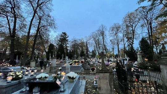 Senior zasłabł na cmentarzu. Pomoc przyszła w samą porę