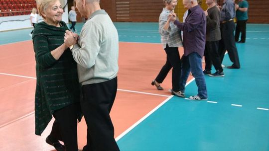 Seniorzy ćwiczyli przy muzyce, teraz tańczą