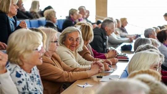 Seniorzy priorytetem – nowe programy i wsparcie dla najstarszych mieszkańców regionu