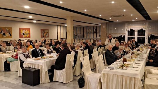 Seniorzy z Ostrowca Świętokrzyskiego spotkali się przy opłatku