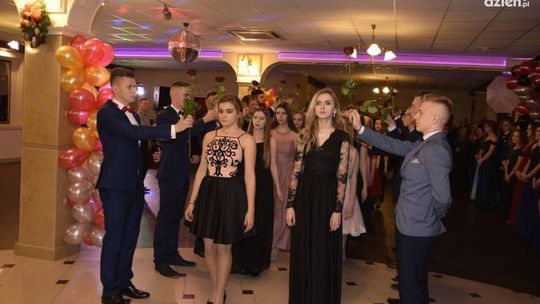 Sezon studniówkowy w Ostrowcu rozpoczęty