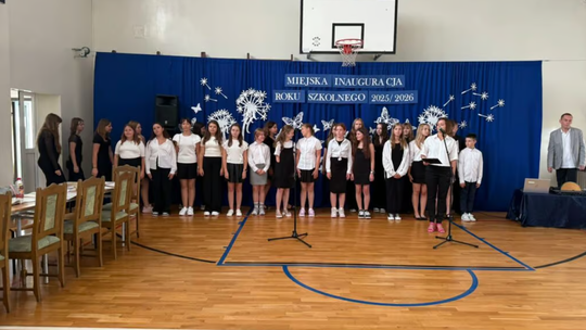 Skandal na rozpoczęciu roku szkolnego w Starachowicach. Dzieci śpiewały o piciu alkoholu – są konsekwencje