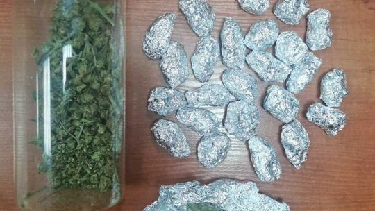 Słoik z suszem w szafie