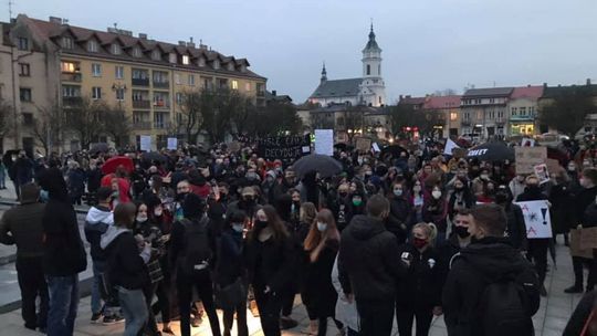 Słowa "Myślę, czuję, decyduję" wśród haseł protestu w Ostrowcu Świętokrzyskim