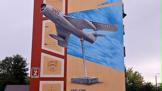 Słynny samolot MiG 17 wrócił na ostrowieckie osiedle w postaci muralu