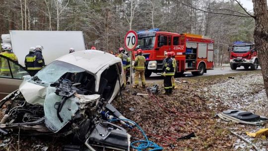Śmiertelny wypadek w Rzepinie. Osobówka zderzyła się czołowo z samochodem ciężarowym