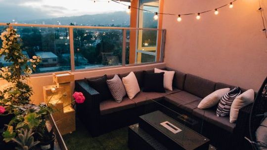 Sofa narożna na tarasie - odkryj funkcjonalność i nowoczesny design