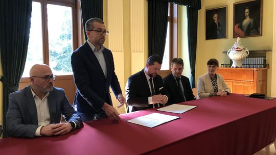 Sojusz sztuki i przemysłu, czyli współpraca ostrowieckiego muzeum i ćmielowskich fabryk porcelany  