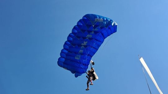 Spadochroniarze  nad Masłowem 