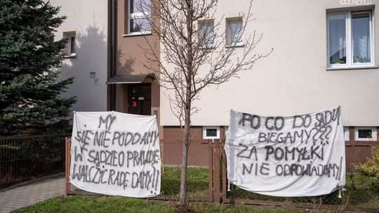 Spółdzielnia żąda spłaty zadłużenia, mieszkańcy mówią o pomyłce księgowej. Interweniuje poseł Zandberg