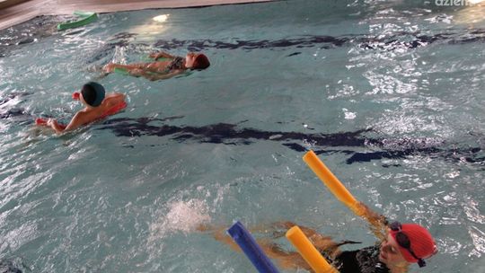 Sportowe Ferie z MOSiR-em 2025. Darmowe wejścia na pływalnie dla uczniów