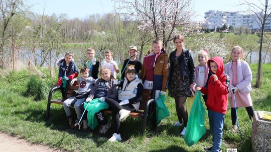 Sprzątali i sadzili drzewa. Młodzi kielczanie świętowali Dzień Ziemi