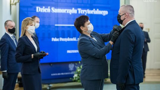 Srebrny Krzyż Zasługi dla burmistrza Lecha Łodeja 