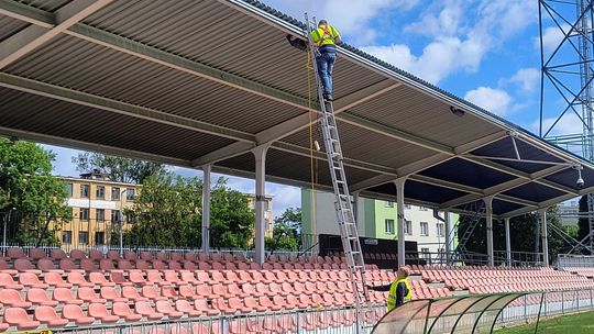 Stadion miejski wkrótce z nowym nagłośnieniem. Trwa już montaż nowego sprzętu