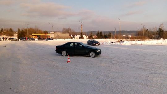 Starachowice: kontrolowany poślizg na śniegu