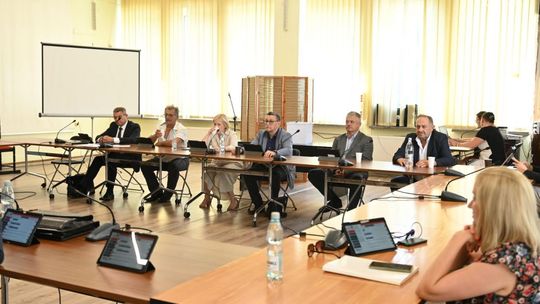 Starosta opatowski z wotum zaufania i absolutorium oraz rezygnacją jednego z radnych 