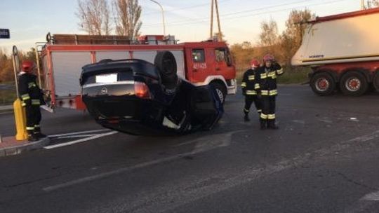 Stłuczka i dachowanie przy ul. 11-go Listopada