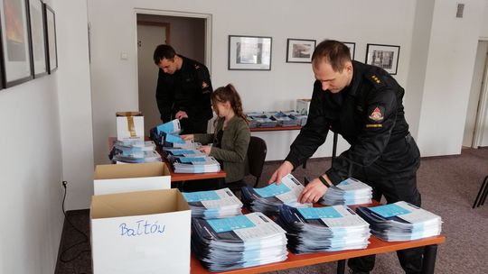 Strażacy dostarczą ulotki na temat szczepień i profilaktyki COVID-19