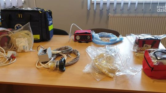 Strażacy przekazali respirator starachowickiemu szpitalowi