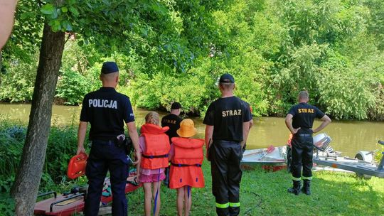 Strażacy uczyli zachowania nad wodą 