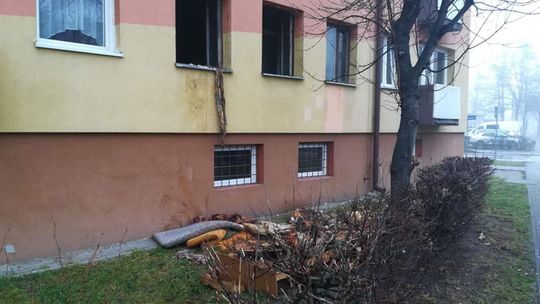 Strażacy uratowali mężczyznę z płomieni