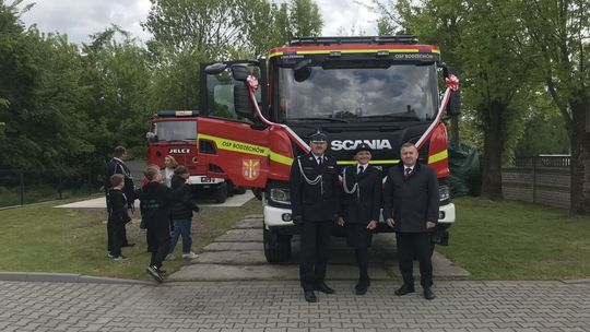 Strażacy z OSP Bodzechów celebrują przekazanie nowego wozu bojowego  