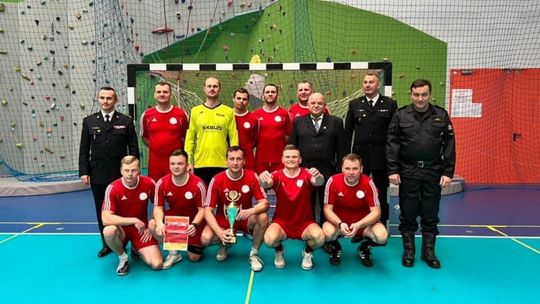 Strażacy z Ostrowca wicemistrzami w halowych rozgrywkach piłki nożnej