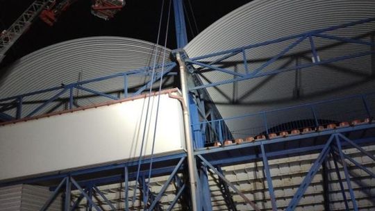 Strażacy zdejmowali dron z dachu stadionu