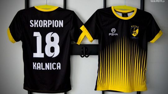 Stroje piłkarskie – jak przygotować profesjonalny komplet dla drużyny?