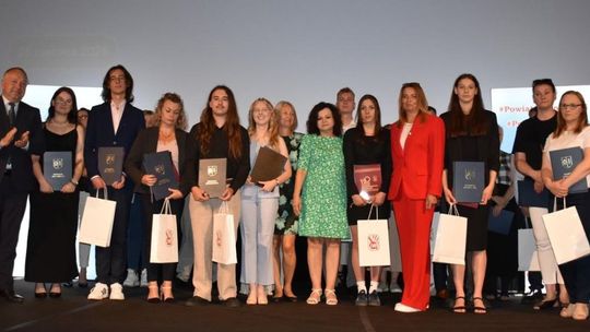 Stypendia i nagrody starosty ostrowieckiej wręczone 