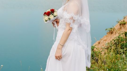 Suknia ślubna plus size – jak dobrać ją do swojej sylwetki?