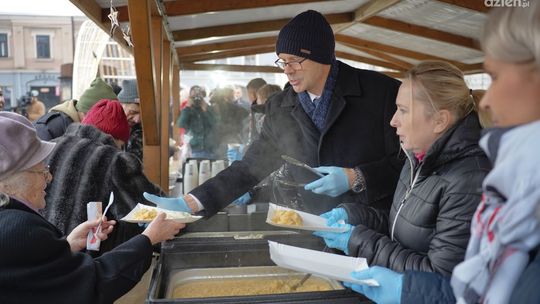 Świąteczne spotkanie na Rynku. Wigilijne potrawy, kolędy i życzenia