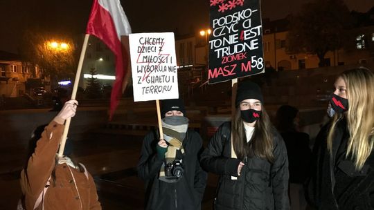 
"Świąteczny spacer" z protestem w tle
