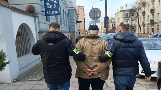 Świętokrzyscy łowcy cieni zatrzymali poszukiwanego za oszustwa 49-latka