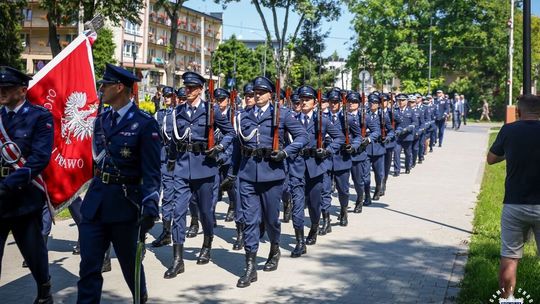 Świętokrzyscy policjanci podczas Wojewódzkich Obchodów Święta Policji przed Tężnią Solankową w Busku-Zdroju