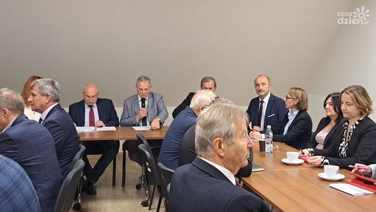 Świętokrzyscy starostowie debatowali o nagrodach dla nauczycieli