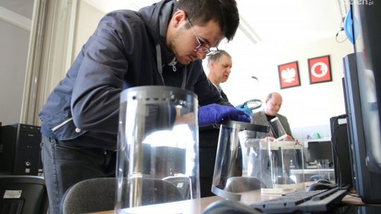 Świętokrzyscy studenci produkują przyłbice medyczne