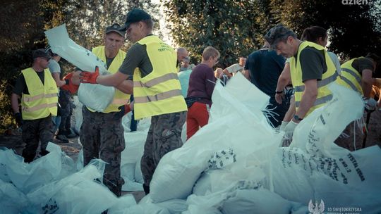  Świętokrzyscy Terytorialsi walczą z powodzią