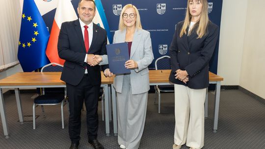 Świętokrzyskie inwestuje w rewitalizację. Pierwsze gminy podpisały umowy, a w przyszłym roku pula środków wzrośnie do 3 mln zł