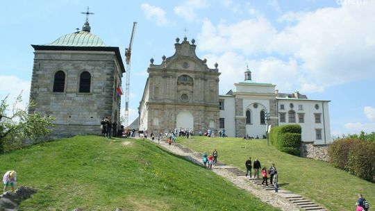 Święty Krzyż zaprasza wiernych i turystów 
