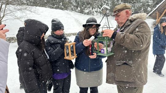 Symbol pokoju w rękach ostrowieckich harcerzy 