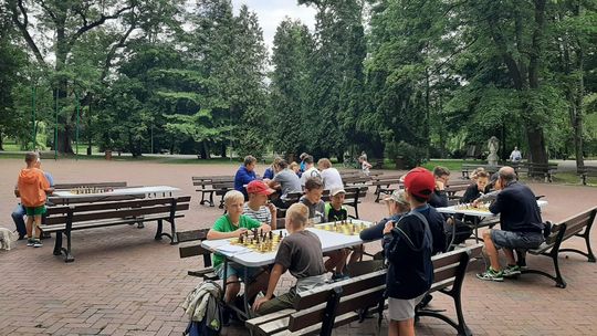 Szachowe lato w Parku Miejskim w Kielcach – Fundacja DOBRY RUCH zaprasza
