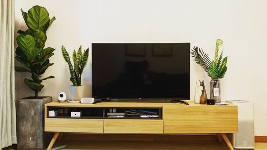 Szafka pod telewizor - stabilna, gustowna i… no właśnie, jaka?