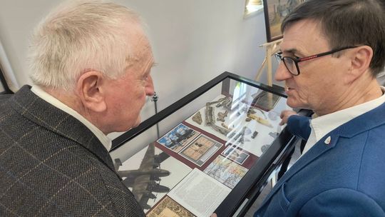 Szczątki Halifaxa, porcelanowy żyrandol i żydowska księga. W ćmielowskiej izbie pamięci kryją się niezwykłe historie