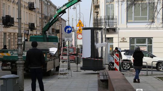 Szklane budki przed Teatrem Żeromskiego