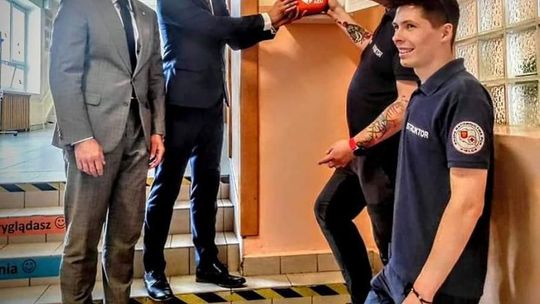 Szkoła Podstawowa nr 9 w Kielcach otrzymała ratujący życie defibrylator 