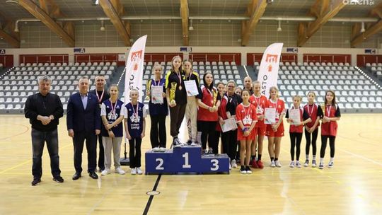 Szkoła Podstawowa w Starochęcinach zwyciężyła w walce dziewcząt o Puchar Burmistrza 