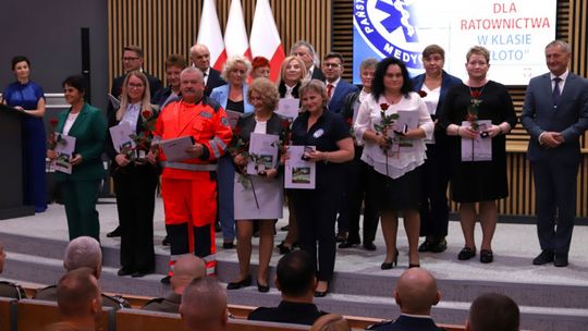 Sztandar dla świętokrzyskich ratowników i odznaczenia dla niosących pomoc