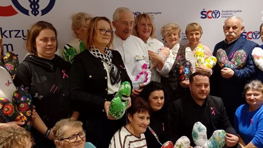 „Szycie od serca". Koła Gospodyń Wiejskich wspierają pacjentki Świętokrzyskiego Centrum Onkologii