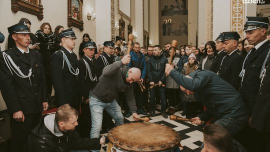 Taraban w Iwaniskach znów budził panny